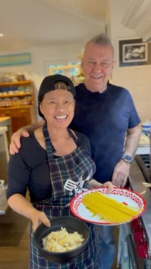 Jimmy Barnes Instagram - We haven’t done a cooking video for a while but here, for those who have asked, the chilli crab spaghettini recipe. Sounds fancy but really simple. We made our own sugo from a huge tomato harvest this summer. The chilli sauce is our own too, it’s not for the faint hearted. Give it a try.

@jane13barnes