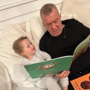 Jimmy Barnes Instagram - We couldn’t wait to see this guy so we’ve headed accross the Tasman Sea to the Land of the long White Cloud. 

Every moment with the little ones is priceless. They all grow up so fast.

@jane13barnes