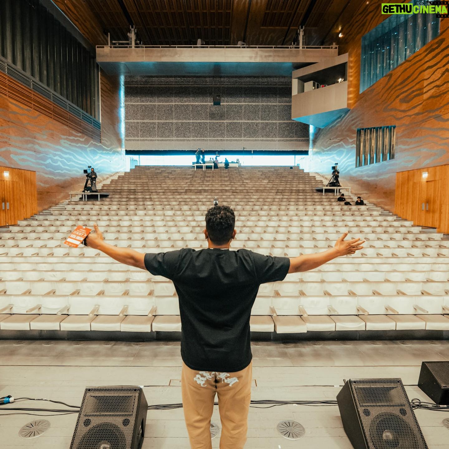 Jimmy P - 3 Likes - “Deixar que as trevas vençam? Jamais!”
Próximas datas:
5 Dez. - Teatro Maria Matos, Lisboa
8 Dez. - Theatro Gil Vicente, Barcelos (duas sessões)
9 Dez. - Cineteatro São João, Entroncamento
16 Dez. - Jardim do Cardal, Pombal
22 Dez. - Centro de Arte de Ovar
@contosdapraca @frontal.360 @originalsanjo
📹 @bfjcorreia