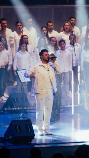 Jimmy P Instagram - 🌻 Girassol 🌻 ao vivo na @casadamusicaporto . 4 dias depois ainda não assimilei tudo o que aconteceu. Bora voltar?. 

Próximas datas:
5 Dez. - Teatro Maria Matos, Lisboa
8 Dez. - Theatro Gil Vicente, Barcelos (duas sessões)
9 Dez. - Cineteatro São João, Entroncamento
16 Dez. - Jardim do Cardal, Pombal
22 Dez. - Centro de Arte de Ovar

📹 @bfjcorreia 
@originalsanjo
@frontal.360 
@contosdapraca