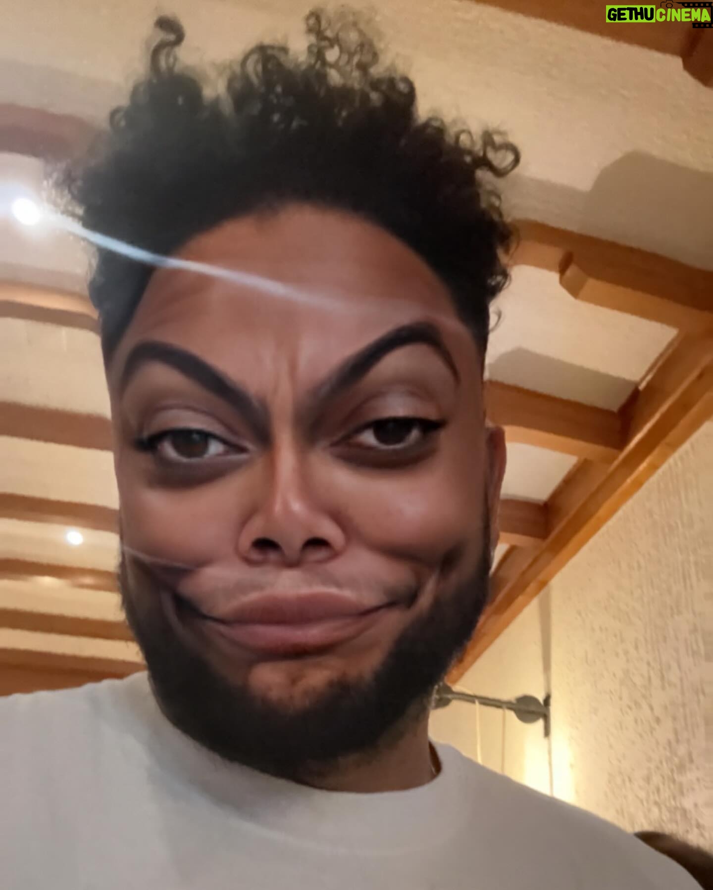 Jimmy P - 3 Likes - 1 - Em modo apertem os cintos porque em breve o Papá está de volta.
2 - Conectar com as danças ancestrais
3 - 08AM in Paris
4 - #NOFILTER #ALLNATURAL
5 - @silviaaplacido e o filho mais novo
6 -
7 - As manas com o mais novo
8 - Melhor livro que li este ano
9 - em estúdio com os bruxos @gerson_marta e @elconductor
10 - pai orgulhoso
11 - eu e cão que eu jurei que nunca ia ter parte 1
12 - novos projetos
13 - eu e cão que eu jurei que nunca ia ter parte 2
