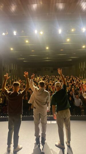 Jimmy P Instagram - Muito obrigado Mirandela 🖤 

Que todas as noites tenham esta entrega e energia 🙏🏽

 @municipiomirandela @contosdapraca
@frontal.360 
@originalsanjo