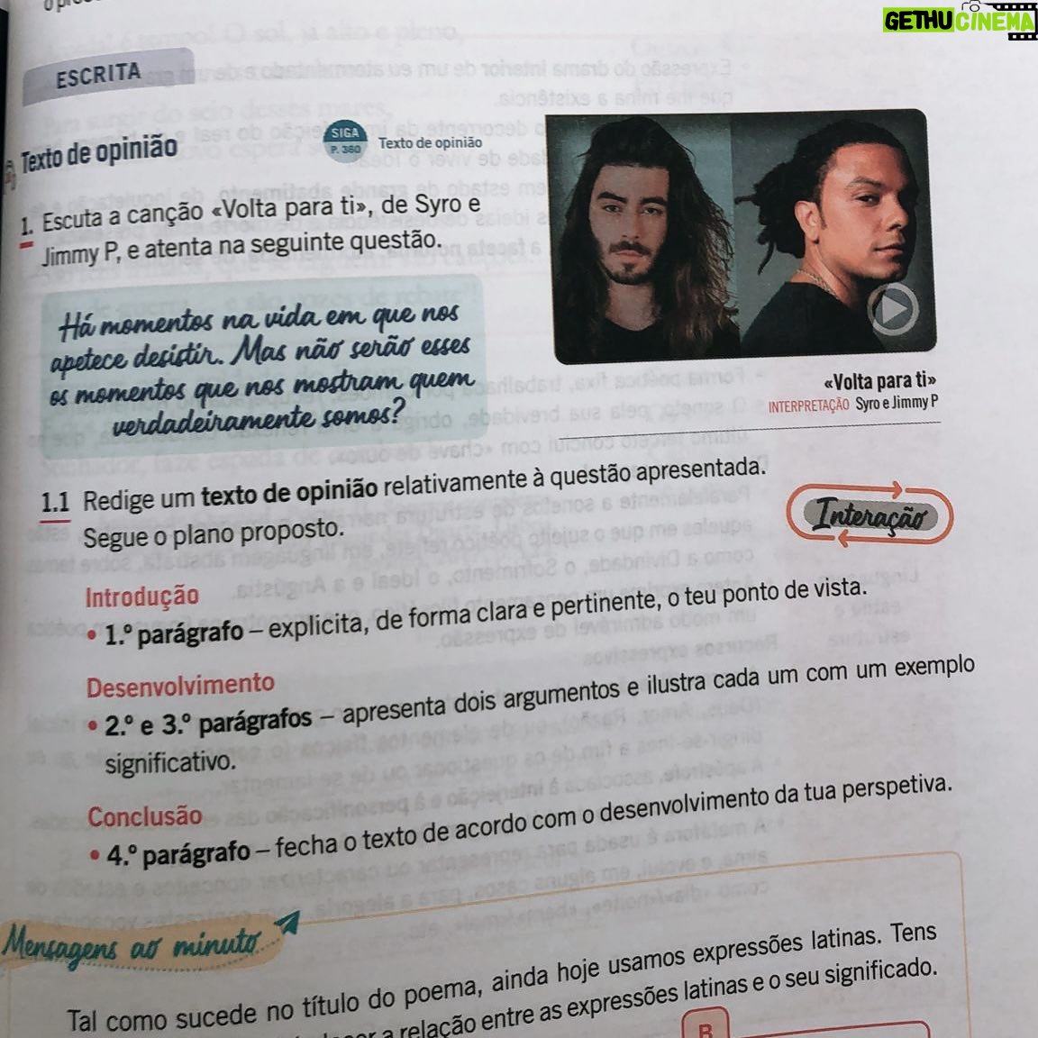 Jimmy P - 3 Likes - Quando andava no secundário, rezava para que um dia os meus professores chegassem à sala de aula e dissessem “Hoje vamos estudar letras do Chullage, do Kilú ou do Boss AC”. Nunca aconteceu…
Os tempos mudaram, e há cada vez mais artistas a terem a suas obras debatidas nas escolas. Esta é a terceira vez que tenho obras publicadas em manuais escolares: Entre as Estrelas, Abensonhado, e agora Volta Pra Ti com o meu irmão @syromusic produzida pelo @thechild.intotheoldage
Fizemos bonito meus putos 🖤
Viemos para mudar a narrativa 🥷