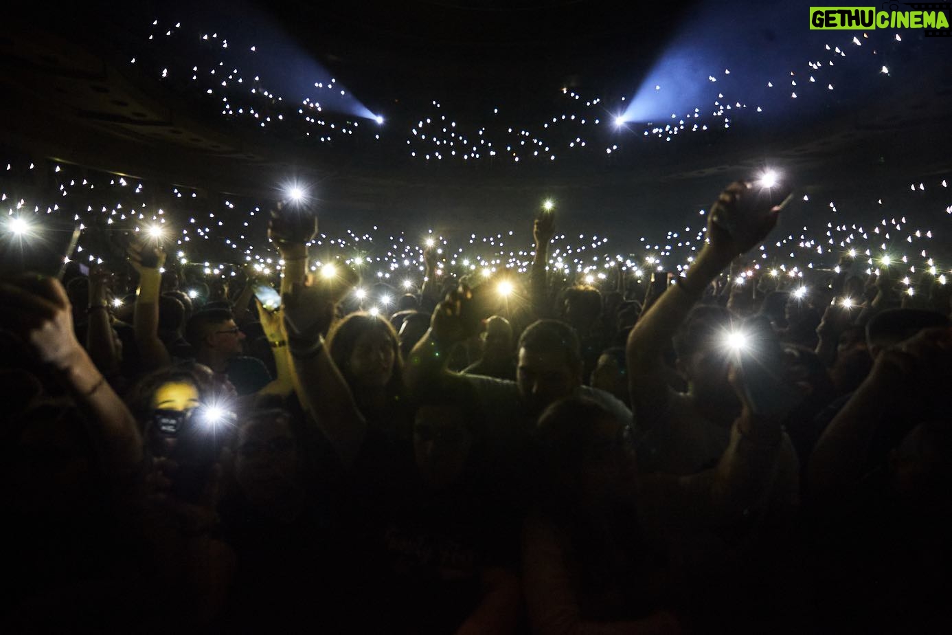 Jimmy P - 8.9K Likes - Meu Porto. É difícil encontrar palavras que façam justiça à noite de ontem. A todos os meus convidados, obrigado pela vossa presença! Senti amor, camaradagem e uma alegria genuína. Sou-vos eternamente grato por isso. Estes 10 anos também são vossos. Aos meus familiares, amigos e equipa: nunca se esqueçam da importância que têm na minha vida. A todos os que marcaram presença para celebrar connosco: obrigado por me terem proporcionado a melhor noite da minha vida. Fez-se história. Ela não é apenas minha, é nossa. Até já , Jims