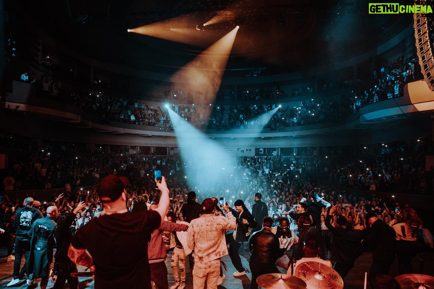 Jimmy P - 8.9K Likes - Meu Porto. É difícil encontrar palavras que façam justiça à noite de ontem. A todos os meus convidados, obrigado pela vossa presença! Senti amor, camaradagem e uma alegria genuína. Sou-vos eternamente grato por isso. Estes 10 anos também são vossos. Aos meus familiares, amigos e equipa: nunca se esqueçam da importância que têm na minha vida. A todos os que marcaram presença para celebrar connosco: obrigado por me terem proporcionado a melhor noite da minha vida. Fez-se história. Ela não é apenas minha, é nossa. Até já , Jims