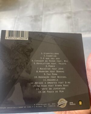 Jimmy P Instagram - Dezembro de 2013, precisamente 10 anos atrás lançava o meu primeiro álbum de originais #1. 10 anos! 

Longe de imaginar que uma década depois estaria aqui a celebrar este momento, só vos posso dizer que tenho muito orgulho neste feito. Muito obrigado a todos os que fizeram parte deste projeto, e a todos aqueles que me acompanham desde esssa altura 🖤 

Este álbum mudou a minha vida para sempre. 

@micnoinsta @sinefactory @suaveyouknow @thechild.intotheoldage @madkutz @dengaz_ahya @bezegol @kyaramun @mekiebeatmaker @zim_mermann @ricardomiguelgil_pt @marianaglazevedo @chocolatinho_ep @pedrolopes.marketing @officialdiro