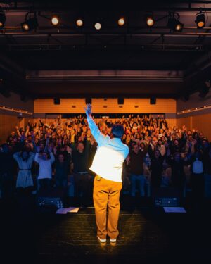 Jimmy P Instagram - Família, assim foi a nossa passagem por Barcelos 🙏🏽 no @theatro_gil_vicente @municipiodebarcelos 

O nosso concerto de hoje no Entroncamento teve que ser adiado para o dia 29 de Dezembro.
Estou desde que ontem com sintomas gripais e uma ligeira inflamação da laringe, o que me impossibilita de estar hoje em palco. 
Conto com vocês no dia 29 de Dezembro  para mais um capítulo desta bonita tour do nosso “Natal Urbano

Próximas datas:
16 Dez. - Jardim do Cardal, Pombal
22 Dez. - Centro de Arte de Ovar
29 Dez. - Cineteatro São João, Entroncamento 

Styling @lafayette____________________ 

📷 @diiogoalmeiida