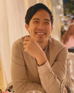 Jimmy Wong Instagram - Rosanna and I would like to wish everyone a safe and happy holiday season. Merry Christmas Eve everybody! Looking forward to returning to a semblance of normalcy in 2021, please continue to be aware of those around you and have a wonderful end of year.