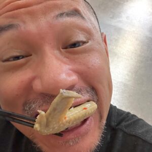 Jin Gang Instagram - 今年最後一個天大的好消息來了！
經過我精心調整獨家秘方的雞翅如果你真的沒吃過,真的只能說愧對2023年啊….

世上怎能還有人能拒絕這麽多好朋友推薦,大家都吃到滴汁不剩的雞翅呢？
還有好捧油吃到要搜集醬汁再煮上一把麵線才能滿足啊!!!

這麼好的極品,只推薦給一直沒機會嚐鮮的你
如果你曾經聽說過我的雞翅….

這次特地砸2023年尾的時候送上一份最大的禮物給大家，聽好了，是買8送8，買8送8，沒錯，你沒聽錯，我也沒打錯！真的是買8包送8包！！！這次錯過真的就沒有了，僅此一次！就在雙12！

雙12限時搶購是你唯一不能錯過的機會
只有一週/只有一週/真的只有一週！！！

史上唯一的一檔,怎麼買/怎麼囤都不奇怪
就怕沒吃過又沒搶到的你即將會飲恨跨年

限時搶購,12/12凌晨起跑……買起來吧，各位兄弟姐妹們！錯過就真的沒了！

購買連結👇🏾👇🏾👇🏾

https://reurl.cc/kagM4G

#感謝眾多好友的熱愛
#剛剛好想吃雞翅
#剛好商行
#洽富氣冷雞