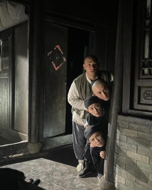 Jin Gang Instagram - 今晚宋家四人組繼續查案！
沒想到連柱子都擋不了那時龐大身軀的阿九！😂

#狀王之王
#宋世傑 @vincentwong07 
#玲瓏 @elaine_yiu 
#小鳳 @dadadawongx 
#何大人 @fatchung816 
#阿九 我本人