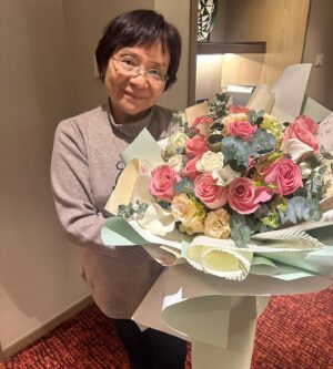 Jin Gang Instagram - 初三了 還有幾天假期不知道要去哪裡嗎？
那就去澳門的新濠影滙 @studiocitymacau 
超多東西可以玩，有室內水上樂園，還有兒童遊樂園，還有好多美食都在裡面可以一次搞定！
重點是房間又舒服，不要再去想要去哪裡玩了，我都幫各位想好了，新年給自己一個好玩的假期吧！

這次很感謝 @christy_cheong 貼心的安排，還有 @juli_7.2 的大力幫忙，讓媽媽有一個意外的驚喜，也讓家人們感到開心，太開心了💕🎉😘