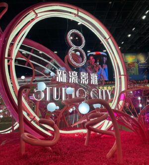 Jin Gang Instagram - 初三了 還有幾天假期不知道要去哪裡嗎？
那就去澳門的新濠影滙 @studiocitymacau 
超多東西可以玩，有室內水上樂園，還有兒童遊樂園，還有好多美食都在裡面可以一次搞定！
重點是房間又舒服，不要再去想要去哪裡玩了，我都幫各位想好了，新年給自己一個好玩的假期吧！

這次很感謝 @christy_cheong 貼心的安排，還有 @juli_7.2 的大力幫忙，讓媽媽有一個意外的驚喜，也讓家人們感到開心，太開心了💕🎉😘