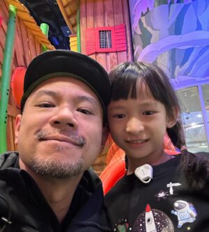 Jin Gang Instagram - 初三了 還有幾天假期不知道要去哪裡嗎？
那就去澳門的新濠影滙 @studiocitymacau 
超多東西可以玩，有室內水上樂園，還有兒童遊樂園，還有好多美食都在裡面可以一次搞定！
重點是房間又舒服，不要再去想要去哪裡玩了，我都幫各位想好了，新年給自己一個好玩的假期吧！

這次很感謝 @christy_cheong 貼心的安排，還有 @juli_7.2 的大力幫忙，讓媽媽有一個意外的驚喜，也讓家人們感到開心，太開心了💕🎉😘
