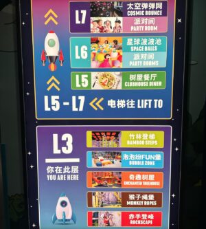 Jin Gang Instagram - 初三了 還有幾天假期不知道要去哪裡嗎？
那就去澳門的新濠影滙 @studiocitymacau 
超多東西可以玩，有室內水上樂園，還有兒童遊樂園，還有好多美食都在裡面可以一次搞定！
重點是房間又舒服，不要再去想要去哪裡玩了，我都幫各位想好了，新年給自己一個好玩的假期吧！

這次很感謝 @christy_cheong 貼心的安排，還有 @juli_7.2 的大力幫忙，讓媽媽有一個意外的驚喜，也讓家人們感到開心，太開心了💕🎉😘