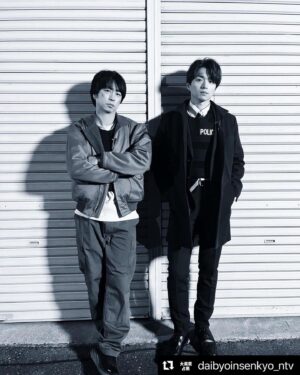 Jin Shirasu Instagram - #大病院占拠 が🏥👹 #TVer 総合&ドラマランキング 1位🥇“占拠”中‼️ ※2/5(日)20時現
だそうです。皆様ありがとうございます。
昨日の第4話で少しずつバディ感の出てきた武蔵と相模ですが、相模はどうなったのか…えみりちゃんを救い出せるのか…
まだまだ『大病院占拠』宜しくお願いします🏥👹🚨

#Repost @daibyoinsenkyo_ntv with @use.repost
・・・
👹 今夜10時【第4話「大突入」】

武蔵(#櫻井翔)&相模(#白洲迅)

相棒として距離を縮めていく2人
今夜の4話、武蔵が相模に頼み事を⁉️

櫻井さんがキャストや鬼さん達のカッコいい写真を撮ろうよと提案して下さり
#モノクロクールシリーズ スタート！

#️⃣大病院占拠
↑21:50〜ドラマ放送中に🙇‍♀️
#櫻井翔