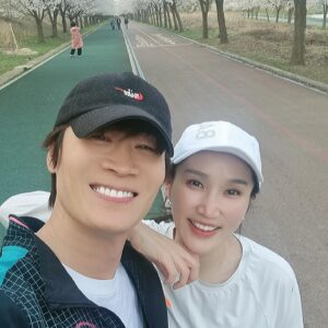 Jin Sun-kyu Instagram - 행복했다~~~!!!!

꽃이 좋은걸보면 우리도 나이가 ㅎㅎㅎ

꽃길을 달리는 것은 그저 행복하다~~!!

감사한 하루다~!!💝💝💝💝💝💝

#하남위례길