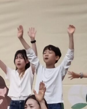 Jin Sun-kyu Instagram - 참 보기좋았다!!

너희가 나의 아이들이란게~^^

#예배자