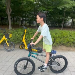 Jin Sun-kyu Instagram - 로드 bmx mtb 

아이들과 모험의세계로~~!!

즐겁다 같이 놀아서~~🙏💝🙏

#라이딩#bmx적응하기#아이들과놀기#위아위스