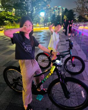 Jin Sun-kyu Instagram - 로드 bmx mtb 

아이들과 모험의세계로~~!!

즐겁다 같이 놀아서~~🙏💝🙏

#라이딩#bmx적응하기#아이들과놀기#위아위스