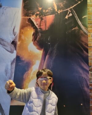 Jin Sun-kyu Instagram - 드디어 내일 1월10일!!!!
외계인 2부가 개봉합니다!!!👍👍👍👍
외계인2과 함께 새해를 열어보심 어떨까요??!!
진짜 재밌습니다~~!!!!!
극장으로 고고~~~~~~~!!!!!

#외계인2부#최동훈감독님#김태리#류준열#김우빈#염정아#조우진#김의성#진선규#그리고멋진배우들#1월10일개봉#한국영화사랑해주세요💝#극장으로갑시다