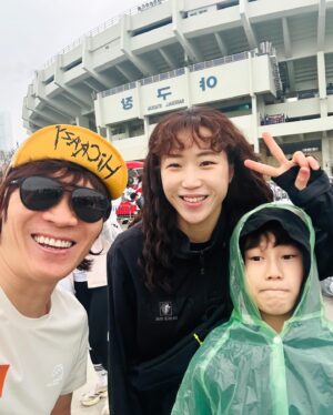 Jin Sun-kyu Instagram - 이 축제에 함께할수있어서 참 행복했습니다~~!!!

훈련의성과를 멋지게보여주신 쥬디스여러분들 너무 축하해요~~!!^^주로에서 너무 멋졌습니다~!!^^

나의 처제와 조카 구슬이 은후~~!!!너무너무 대견스럽고 
자랑스러웠어~~!!^^

한민이 그리고 나경이 그리고 RMM&RMW 멋진 쥬디스!!
10k, full코스 참여하신 모든 러너분들 같이여서 참 좋았습니다~~!!^^

훈련을 열심히해서 담번엔 풀코스 도전!!!!!

재밌었던 동아마라톤🏃🏻🏃🏻🏃🏻🏃🏻🏃🏻🏃🏻🏃🏻

달리면서 드린 나의예배~!!
오늘도 참 감사했습니다~!!!🙏🏃🏻🙏

#동아마라톤2024#쥬디스#마피아#마라닉tv#마라닉액터스#사랑💝합니다#감사합니다💝주님💝