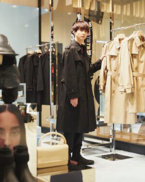 Jin Suzuki Instagram - .
@burberry 
@riccardotisci17 

3/23にBurberryが伊勢丹新宿メンズ館4Fに
リフレッシュオープン
記念して1Fではポップアップストアを4/5まで開催中！
階によって雰囲気が違っていて楽しめると思うので
是非どちらも立ち寄ってみてください

#BURBERRYRAINWEAR 
#BURBERRYTRENCH