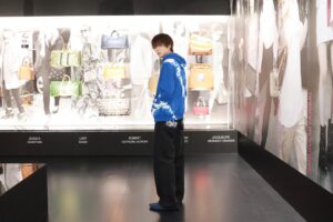 Jin Suzuki Instagram - .
louis vuittonの展覧会「SEE LV」
7/8〜8/21
東京ミッドタウンの芝生広場にて開催！

 #SEELV #LOUISVUITTON
#LVFashion
