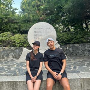 Jin Tae-hyeon Instagram - 안녕하세요 진태현 입니다
사랑하는 아내와 애정하는 연진 동생과 
강동구 일자산에 러닝을 다녀왔습니다 

날이 덥고 해가 뜨거워지니 산으로 가야하는게 맞는듯 합니다
전 올해 가을 마라톤을 또 준비하고 있습니다 
1년에 2,3번 기회가 있는 풀코스 대회인데요 
올해도 목표 잘 이루었으면 좋겠습니다

여름 열심히 훈련하여 좋은일이 있었으면 좋겠습니다 

여러분도 무언가를 준비중이라면 멋지게 훈련 학습하여 땀흘리고 노력해서 꼭 목표를 이루시길 😃 실패해도 또 할수있는 동력이 계속 생기거든요 ㅎㅎ 지름길은 없습니다 바르고 똑바른 길 밖에 ⚡️⚡️⭐️⭐️

올해 아내 10km 대회 
저는 하프와 풀대회 
열심히 준비하겠습니다 화 이 팅 🤍🤍🧡🧡

#진태현 #박시은 #럽스타그램 #부부스타그램 
#러닝 #러너 #달리기 #마라톤 #마라토너 #10k

📸 @yeounjin2664 

산에선 마운티아지 👍🏾
@mountia_play