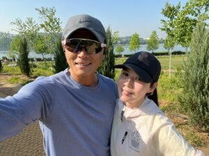 Jin Tae-hyeon Instagram - 새벽예배후 
아내와 내일 대회 준비 
조깅 4k 
빨리달리기 2k 
6km 완료 

구리한강예뿜 

#러닝 #러너 #달리기 #10k #운동
#럽스타그램 #부부스타그램 ##❤️