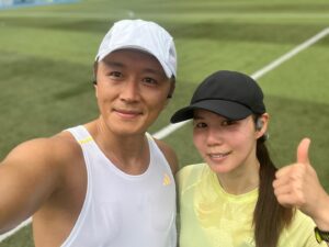 Jin Tae-hyeon Instagram - 안녕하세요 진태현 입니다
오늘도 아내와 4:30 일어나 
5시에 운동을했습니다 🏃🏽🏃🏻‍♀️🔥⚡️
하루의 시작이 아주 힘차게 시작했습니다
매일이 힘차고 즐겁습니다 
힘들면 안힘든걸 찾으세요
기대고 위로받고 남탓하고 의미 없습니다
우린 삶을 이겨내는 사람들이 아닙니다 
버티고 살아가는 사람들입니다

모두 잠들었을때 나가 뛰고 
모두 비를 피할때 한번쯤은 맞서 달려보고 
모두 핑계를 찾을때 자신을 돌아보고 
그렇게 살아냅시다 우린 모두 잘 할겁니다 화이팅 👍🏾🏃🏽🏃🏻‍♀️⚡️

#부부스타그램 #럽스타그램 
#러닝 #러너 #달리기 #마라톤 #마라토너 #10k
#운동하는여자 #운동하는남자 #배우부부 #부부러너