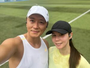 Jin Tae-hyeon Instagram - 안녕하세요 진태현 입니다
오늘도 아내와 4:30 일어나 
5시에 운동을했습니다 🏃🏽🏃🏻‍♀️🔥⚡️
하루의 시작이 아주 힘차게 시작했습니다
매일이 힘차고 즐겁습니다 
힘들면 안힘든걸 찾으세요
기대고 위로받고 남탓하고 의미 없습니다
우린 삶을 이겨내는 사람들이 아닙니다 
버티고 살아가는 사람들입니다

모두 잠들었을때 나가 뛰고 
모두 비를 피할때 한번쯤은 맞서 달려보고 
모두 핑계를 찾을때 자신을 돌아보고 
그렇게 살아냅시다 우린 모두 잘 할겁니다 화이팅 👍🏾🏃🏽🏃🏻‍♀️⚡️

#부부스타그램 #럽스타그램 
#러닝 #러너 #달리기 #마라톤 #마라토너 #10k
#운동하는여자 #운동하는남자 #배우부부 #부부러너