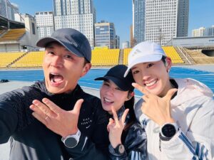 Jin Tae-hyeon Instagram - 여러분 축하해주세요 
박시은 12km 훈련 성공 첫 성공 ❤️❤️🤍🤍
동아마라톤 10km대회 2주도 안남았다!!

저 5번째 42.195k 아내 첫 10k 모두 완주 성공기원🏃🏽🏃🏻‍♀️

with @yeounjin2664 
바나나와 아디다스 소속 러너 이연진 
내동생도 보스턴마라톤 슈퍼 완주!! 기원!!
얜 찐동생임 리얼 찐 🙄
나한텐 코치도 선수도 아님 러너임 👍🏾

#러너 #러닝 #달리기 #마라톤 #마라토너 
#부부 #럽스타 #럽스타그램 
#이연진태현