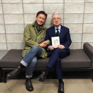 Jin Tae-hyeon Instagram - 내 인생 가장 친한 형제님이자 
친구이자 아부지이자 목사님🤍
책 홍보 및 자랑해주신다고 사진 찰칵~! 📸
이렇게 사진 찍어주시는거 보니 책을 잘 쓰긴 했나봄
머라고 안하시고 😃😃
추천서 써주실때도 아무말씀 안하셔서 다행이었음 ㅋ 
기자 출신이라 가끔 무서움요 😅

다음주 미국 떠나기전에 보고싶을까봐 미리 미리 이별😆
잘 다녀오겠습니다 👍🏾

#베이직교회 #가족 #리얼 #페밀리
#그래도다시한걸음 #조정민목사님
