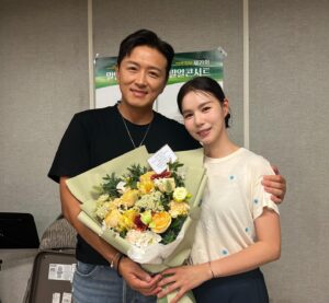 Jin Tae-hyeon Instagram - 안녕하세요 진태현 입니다
장애아동들의 삼촌 이모가 된지 10년이 되었네요
그동안 기부라이딩 러닝으로 
20명의 장애아동들 치료및 수술을 함께했네요 wow🤍
말로만 글씨로만 대사가 아닌 진짜로 찐으로 해야한다고 살고있습니다

어제는 밀알컨서트 사회를 봤습니다
저희가 기부라이딩으로 함께했던 
몸이 불편해 걷지못한 상민이가 두발로 당당하게 걸어와
대학생이 되었다며 삼촌에게 초콜렛을 사다줬습니다 🤩 
개인적으로 보람도되고 뿌듯하지만 
하나님이 일하시는 감사를 느꼈습니다 

저는 사람에게는 선한영향력이 없다고 생각합니다 
동기도 생각도 언제나위험할수 있으니까요
저희는 앞으로도 저희 이름이 드러남이 아닌 
그분의 도구로 살아갈겁니다
그럼 그분의 선함이 반사로 나타날거라 믿습니다 

앞으로도 우리 장애아동들의 삼촌 이모로 
열심히 돕고 나누고 앞장 서겠습니다 😀

그리고 밀알복지재단 @miral_official_ 
여러분 제가 너무 까칠해도 사랑해주시고 칭찬해주셔서 언제나 감사합니다 그래도 우리 앞으로 찐으로 합시다 보여짐이 아니라 언제나 찐으로 화이팅 👍🏾👍🏾⭐️⭐️ 초콜렛 솔티카라멜 너무 감사해요 🔥🔥❤️❤️앞으로 더 피곤하게 해드릴게요 ㅋㅋㅋㅋㅋㅋㅋ

#화이팅