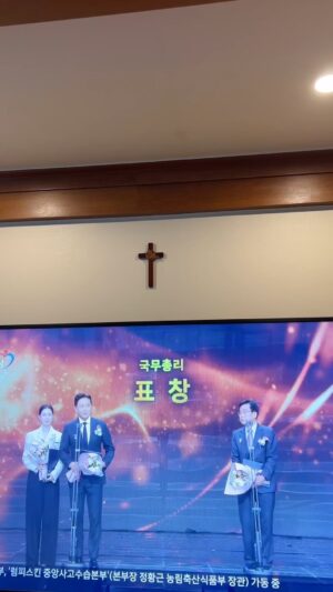 Jin Tae-hyeon Instagram - 나를 알리려고 살지 않고 남을 위해서 조금씩 나눴다
욕심도 성공도 가끔은 그립지만 이렇게 살아도 행복하다 
사랑하는 아내와 부부의 모습으로 바르게 가고 있다는 응원같다
나도 드라마 영화에서 멋지게 공연도 많이 하고 싶지만
나누고 사랑하고 배려하는 삶이 없다면 이제 내 인생은 의미가 없다 

나도 오늘은 자랑 좀 할게요 
작은 기부와 나눔은 그 어떠한 명품 명차 펜트하우스 그런것들 보다 
아름답고 위대합니다 
상 받은 우리 부부 그동안 꾸준히 나눔을 오늘은 자랑합니다
