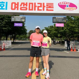 Jin Tae-hyeon Instagram - 안녕하세요 진태현 입니다
5/4 토요일 아내와 10k 대회를 다녀왔습니다
벌써 아내는 3번째 대회고 동반주는 2번째 입니다 

열심히 노력하며 기록을 위해 도전하는 
힘든 훈련과 레이싱도 참 좋지만
아내와 즐겁게 달리는 동반주가 정말 제일 좋습니다
아내는 본인 때문에 제가 빨리 달리지 못한다고 속상해하지만
저는 아내와 달리는게 너무 감사하고 행복합니다

아내는 혼자 뛰는 저를 위해 같이 운동장에 나와주고
10km 달리기를 시작했습니다 
우리 부부는 서로를 위해 살아갑니다 
행함으로 살아가야하는 삶에 짝이 있어 참 감사합니다 👍🏾😃❤️

#러닝 #러너 #달리기 #운동 #10k #대회 
#럽스타그램 #부부스타그램 

다음대회는 제주다!!!!!!!!!!! ㅋㅋㅋㅋㅋ