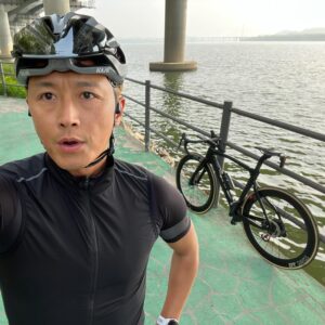 Jin Tae-hyeon Instagram - 봄!!
자전거와 러닝의 계절입니다 ⭐️🔥👍🏾
오랜만의 새벽 라이딩 🚴🏾

모두 나가서 운동하세요 
삶이 달라집니다 🔥🔥🔥

#로드 #로드바이크 #자전거 #싸이클링
#운동 #유산소 #리커버리