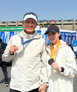 Jin Tae-hyeon Instagram - 안녕하세요 축하해주세요
우리 아내 그리고 제가 동아마라톤에서
최고 기록을 달성했습니다
아내 10km 56:50
전 풀코스 3:39:56 
마라톤 시작한지 1년 3개월만에 3시간 40분을 넘겼습니다 
이번엔 운동 시간이 없었는데 그래도 한달반 열심히 했습니다
이제 앞으로 3시간 30분 바라보고 
차근 차근 열심히 운동해야겠습니다 😃⚡️
그런데 말입니다 아내는 그냥 몇주 연습 하더니 뿅 
56분을 달렸습니다 이런… 저보다 잘 뜁니다 🥲
정말 10k의 여왕 되려나 봅니다

감사합니다 
여러분 나가세요 안되는일이 있을땐 더 나가세요 
그리고 땀을 흘리세요 호흡을 하세요
바뀌는 일은 없지만 내 심장이 바뀝니다 
그럼 뭐든 이겨낼수 있습니다 감사합니다 

대구국제마라톤 
아내와 jtbc고양마라톤 제주국제마라톤10k 여성신문마라톤 10k 
나갈 예정입니다 우리 모두 달립시다 
하나님은 달리라고 다리를 주셨습니다 😃👍🏾⚡️🔥⭐️

#나가뛰세요 #러닝 #마라톤 #러너 #마라토너 #운동 #달리기 

🙄우리 아내가 진짜 러닝여신임🙄
special thanks
지금은 잠시 하산했지만 언제나 스승 @0923mara 권은주 선생님
최고의 내 찐 여동생 최고의 러너 @yeounjin2664 #이연진태현
A조 버리고 C조 늙은 형 끌어준 @eophoto 어수하 촬영감독 
오늘 언니 데리고 PB 찍어준 우리의 보배 @bobae.jpg 권명희 
그리고 맨날 동생 챙기는 @jinusean3000