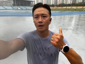 Jin Tae-hyeon Instagram - 안녕하세요 진태현 입니다 
좋은 주말 시원하게 비가 내리네요
#나가뛰세요 👍🏾 🔥⚡️⭐️🏃🏽

건강합시다 우리 모두 🤍🤍
아프지마세요 다들 🤩🤩

#운동 #달리기 #러닝 #러너 #마라톤 #10k #훈련 
아내가 같이 있었는데 어디갔지..? 
#럽스타그램 #부부스타그램