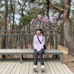 Jin Tae-hyeon Instagram - 보물 같은 계절 4월이다

나에게 보물 같은 여자가
항상 보물처럼 반짝인다

얻기보다 잃은것들이 많음에도
항상 나를 살피고 난 너를 살핀다

어쩌면 가장 크고 대단한 유일한 한가지만 
얻었는지 모르겠다

가끔 허전하고 공허함이 찾아올때
나의 여자 보물이 되어버린 얼굴 한번보고 손을 꼭 잡는다

앞으로의 수 많은 날들의 이유와 결과들을
함께 잡은 손으로 다 잡아 본다 

시간이 흐르는 순간 찰나 
이유없이 보내지 않는다 

반짝 빛나는 내 보물을 위해
앞으로의 나날을 내눈에 다 담는다 

#럽스타그램 #우리 #아내 #사랑해 ❤️