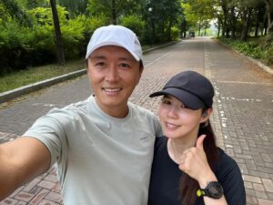 Jin Tae-hyeon Instagram - 안녕하세요 모두~~
저희 부부 오늘 올림픽공원 힐트레이닝 했습니다
이제 6시가 덥네요 아침운동시간을 5시나 4시반으로 땡겨야겠습니다
아침 일찍부터 운동하시는 분들과 젊은이들이 많아서 대한민국의 미래는 밝습니다 ㅎㅎ 😆

모두 달리세요 정말 인생이 달라집니다 
부부가 함께 운동하는게 축복입니다 😃❤️

덥죠? 그럼 나가 뛰세요 😮🔥👍🏾

#럽스타그램 #부부스타그램 
#러닝 #러너 #러닝스타그램 
#달리기 #마라톤 #마라토너 #10k