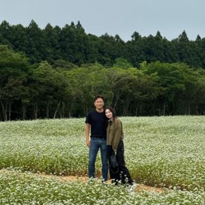 Jin Tae-hyeon Instagram - 안녕하세요 진태현 입니다

봄 메밀꽃이 피고
이제 여름 우리는 문 앞에 서 있습니다
꿈은 지나고 다시 꾸고 언제나 희망하지만
우리는 사랑으로 뭉게뭉게 꽃을 피우고 있습니다 
결과와 과정 모두 답은 하나 사랑하는 우리 아내입니다

우린 언제나 메밀꽃처럼 예쁘게 흘러가려합니다 🤍
#럽스타그램 #부부스타그램 #메밀꽃