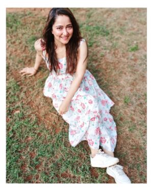 Jinal Belani Instagram - So this dress was gifted by this sweet girl named Sonal long back. She wanted to promote her clothing brand @swingalofficial. 
I kept on delaying. (People who know me know it's never intentional 🤐. Main derr nahi karta derr ho jati hai, was written for me, I feel. ) 
Anyways, finally I have clicked the pictures. 😅 
My best wishes to her for the startup. 
Check out their page. @swingalofficial