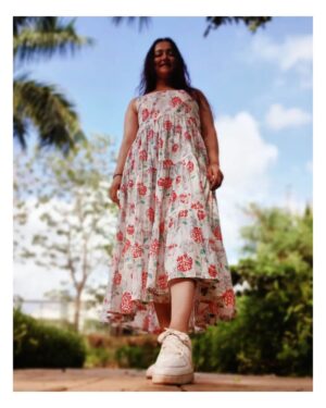 Jinal Belani Instagram - So this dress was gifted by this sweet girl named Sonal long back. She wanted to promote her clothing brand @swingalofficial. 
I kept on delaying. (People who know me know it's never intentional 🤐. Main derr nahi karta derr ho jati hai, was written for me, I feel. ) 
Anyways, finally I have clicked the pictures. 😅 
My best wishes to her for the startup. 
Check out their page. @swingalofficial
