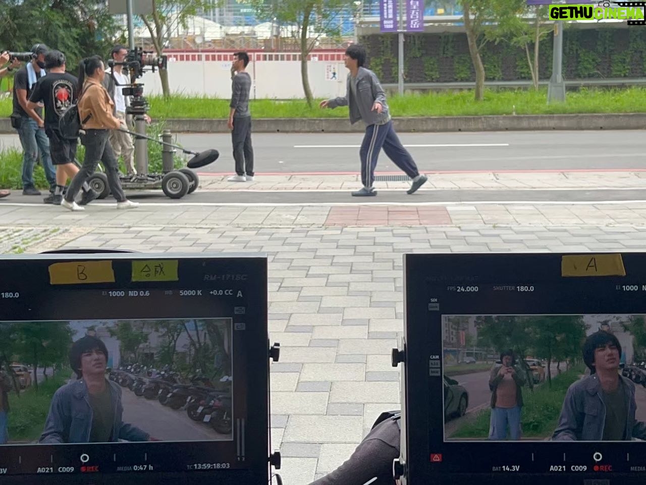 Jing-Hua Tseng - 40.6K Likes - 累的時候回頭看看,還是有許多值得回味的片刻。
#那些在片場生活的足跡👣