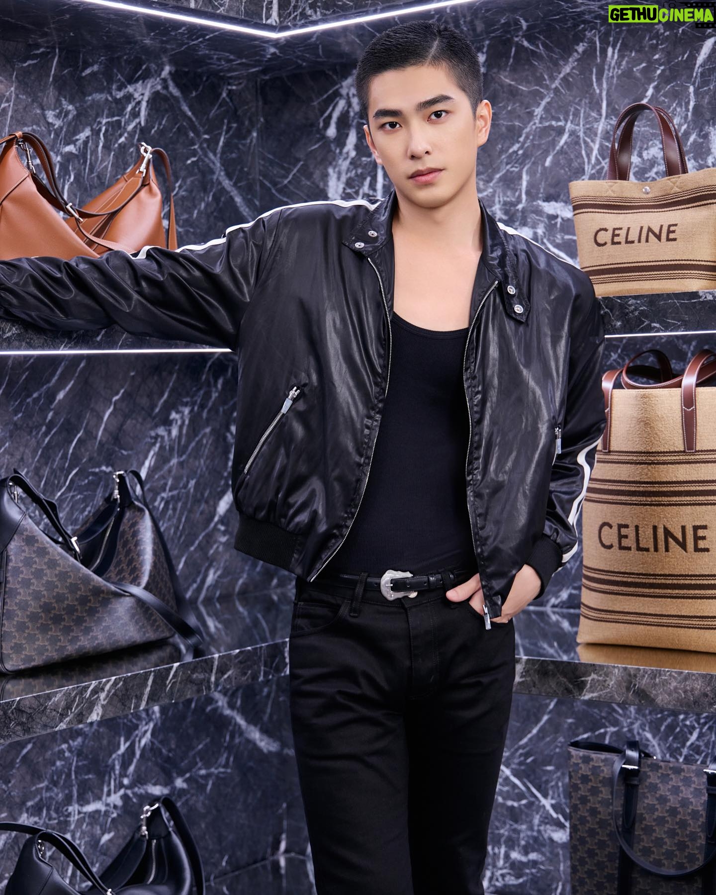 Jing-Hua Tseng - 32.9K Likes - 謝謝 @celine 的邀請,久違的見面終於到來,在入店之前,我的內心就非常雀躍,在全新CELINE101台北精品店看見選用高品質的天然材質,打造出優雅和時尚兼具的空間,與店內精緻的服裝、包款和香氛系列相互呼應,更能在那些復古金色鏡面下,找尋你自己獨特的質感日常,趕快來逛逛吧!
#celinebyhedislimane