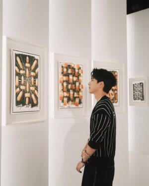 Jing-Hua Tseng Instagram - 很開心出席香奈兒《Tweed de CHANEL》頂級珠寶展，以斜紋軟呢為靈感，結合五大經典符碼鑲嵌編織而成的珠寶中，我深受太陽主題的吸引。

一天當中，我最喜歡清晨與落日黃昏，那些黃澄明亮的太陽符碼綻放在斜紋軟呢之上，耀眼鑽石及通透水晶共同打造的暖色調珠寶，呈現出華麗的光芒感及色彩，如同總是為我帶來力量的陽光，耀眼無比。

@chanelofficial
#TweedDeCHANEL
#CHANELHighJewelry