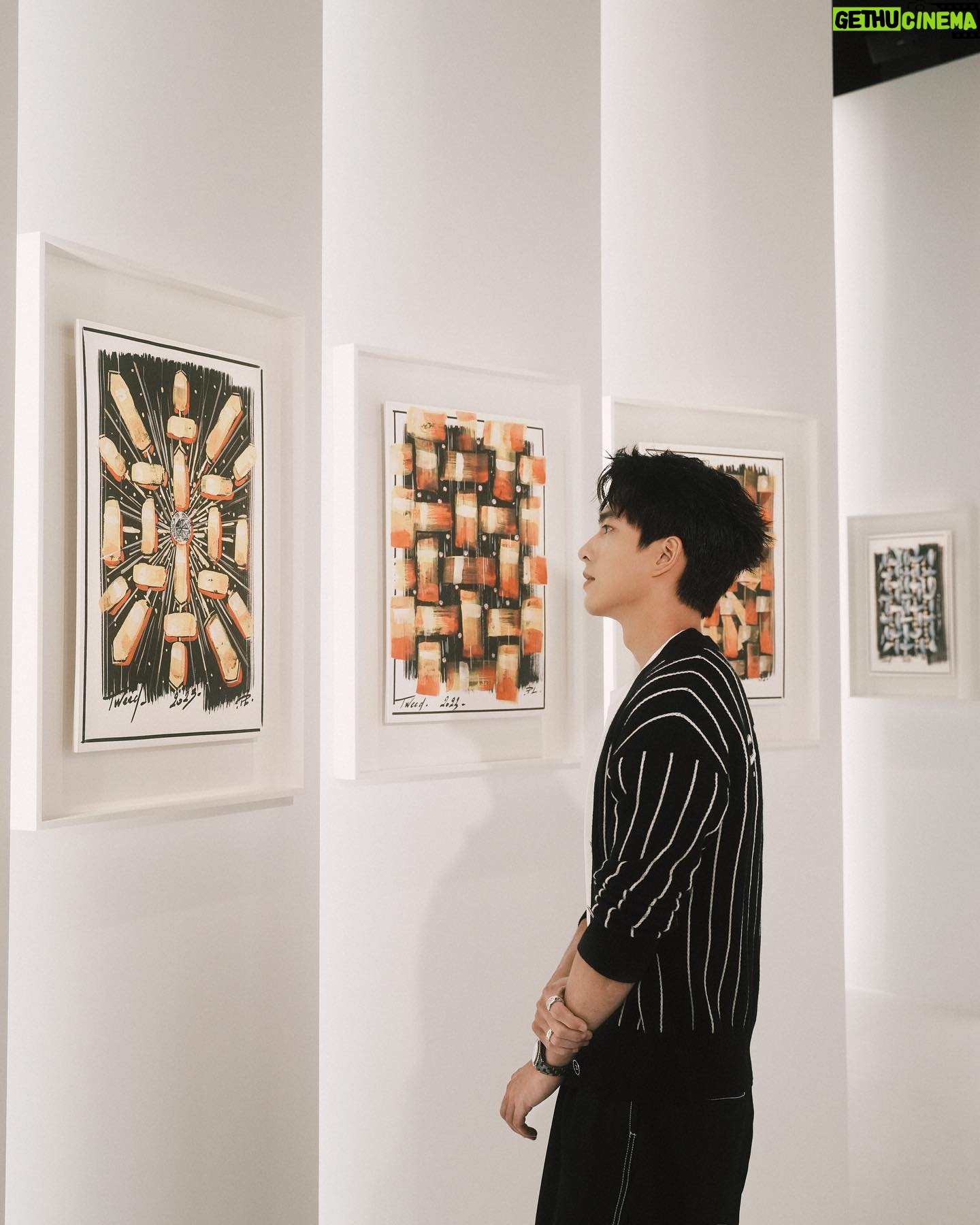 Jing-Hua Tseng - 28.2K Likes - 很開心出席香奈兒《Tweed de CHANEL》頂級珠寶展,以斜紋軟呢為靈感,結合五大經典符碼鑲嵌編織而成的珠寶中,我深受太陽主題的吸引。
一天當中,我最喜歡清晨與落日黃昏,那些黃澄明亮的太陽符碼綻放在斜紋軟呢之上,耀眼鑽石及通透水晶共同打造的暖色調珠寶,呈現出華麗的光芒感及色彩,如同總是為我帶來力量的陽光,耀眼無比。
@chanelofficial
#TweedDeCHANEL
#CHANELHighJewelry