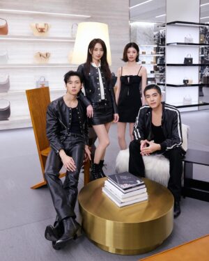 Jing-Hua Tseng Instagram - 謝謝 @celine 的邀請，久違的見面終於到來，在入店之前，我的內心就非常雀躍，在全新CELINE101台北精品店看見選用高品質的天然材質，打造出優雅和時尚兼具的空間，與店內精緻的服裝、包款和香氛系列相互呼應，更能在那些復古金色鏡面下，找尋你自己獨特的質感日常，趕快來逛逛吧！

#celinebyhedislimane