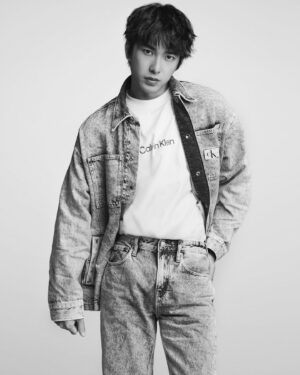 Jing-Hua Tseng Instagram - @lesliekeesuper 
@calvinklein 
#mycalvins